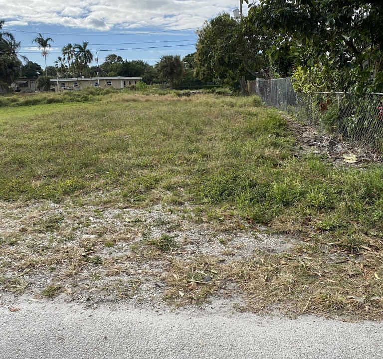 2nd image of 1100 Highview Rd