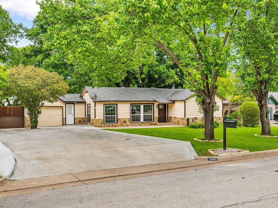 1st image of 1800 Brook Hollow Dr