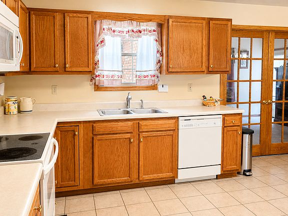 5th image of 210 Bishop Dr