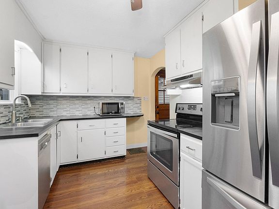 2nd image of 102 N Oak St