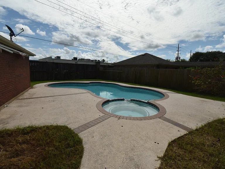 9007 Woodleigh Dr — Photo 15