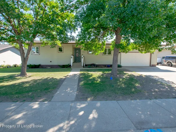 340 Suncrest Ave, Dickinson, ND 58601