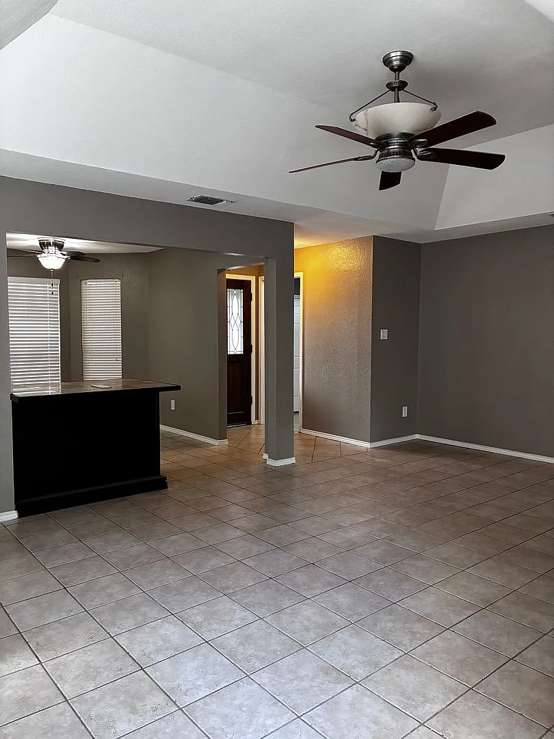 3 bed, 2.0 bath, 1262 sqft, $1,600 — Photo 3