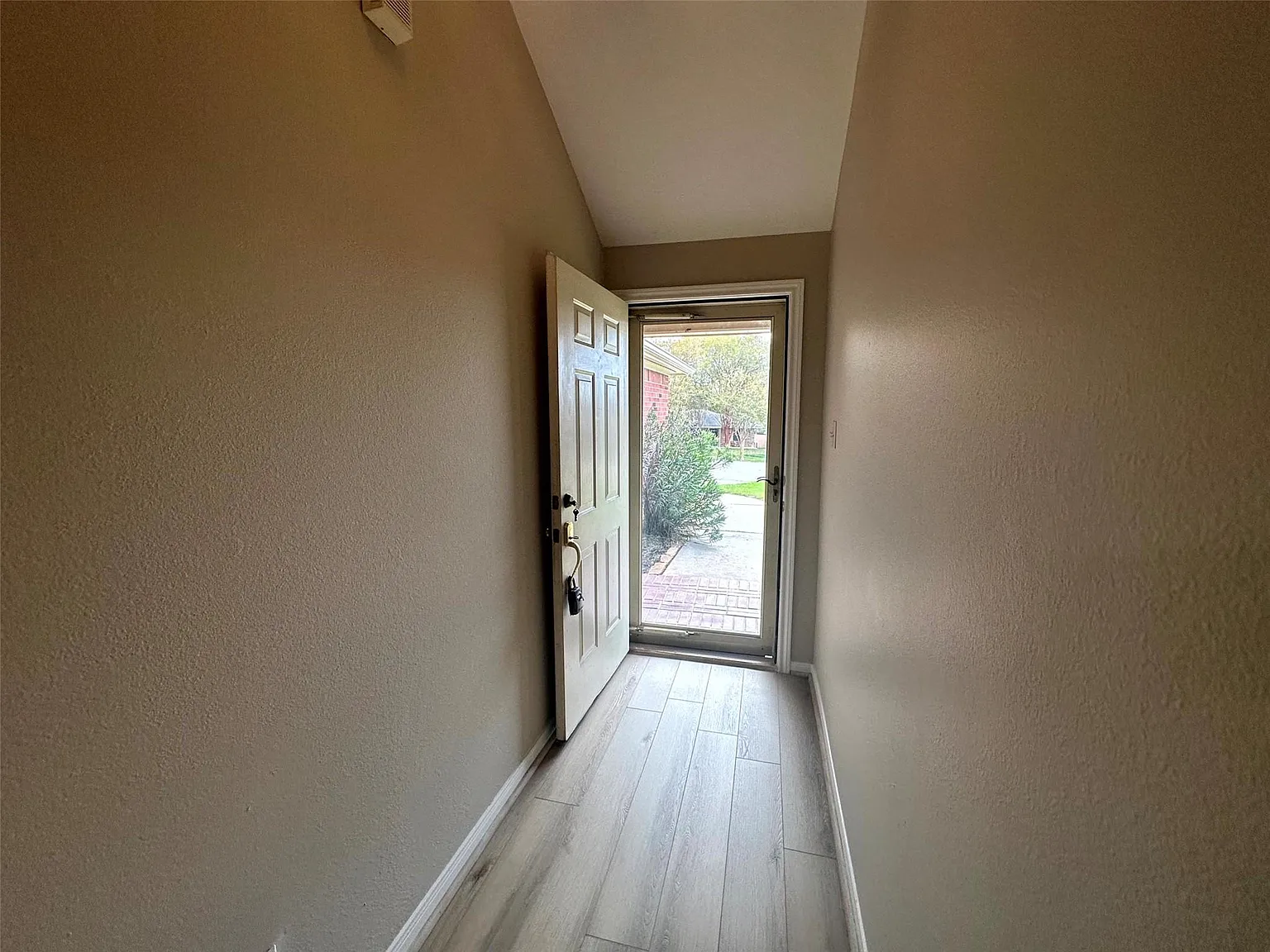 3 bed, 2.0 bath, 1462 sqft, $1,750 — Photo 2