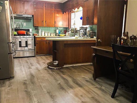 3rd image of 521 Charles Dr