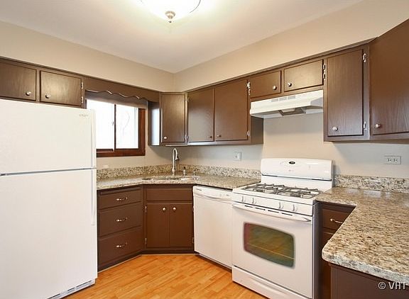 4th image of 806 Holiday Dr