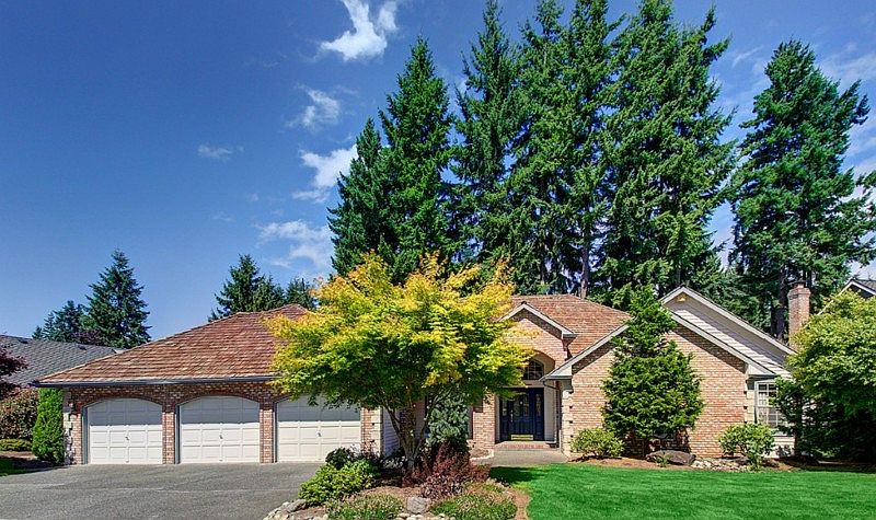 Exceptional, spacious, light, 3 bedroom 2.5 bath home in desirable Mill Creek Country Club, Douglas Fir neighborhood.