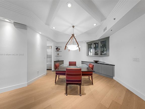 5th image of 626 Coral Way APT 402