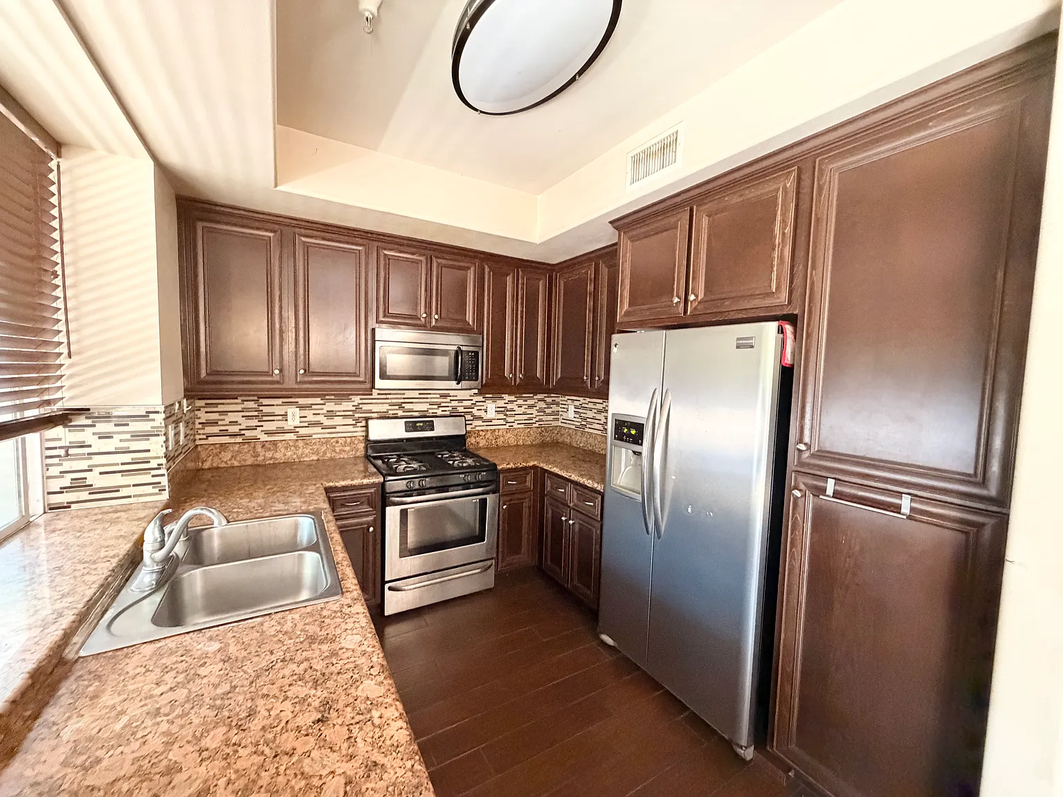 4 bed, 2.5 bath, 1589 sqft, $4,500 — Photo 2