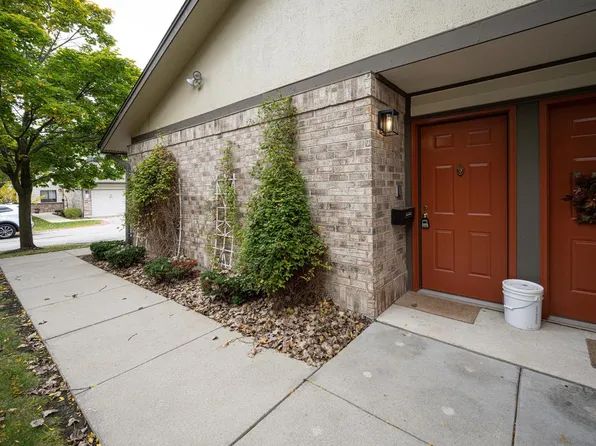500 W Bender ROAD #27, Glendale, WI 53217