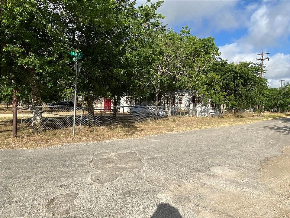 2nd image of 321 Cottonwood Ave