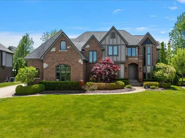 2885 Ambleside Ct, Rochester, MI 48306
