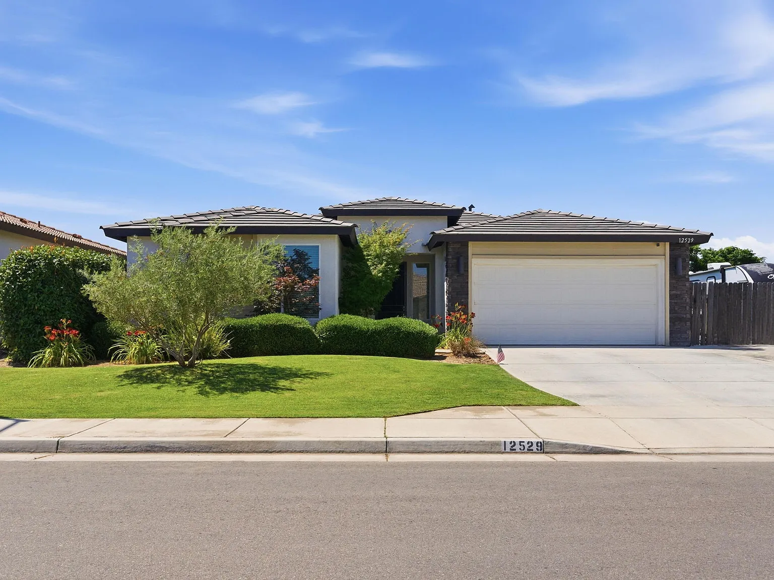 4 bed, 1873 sqft, $2,850 — Photo 2