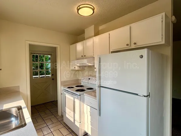 6041 SW Valley Ave, Beaverton, OR 97008