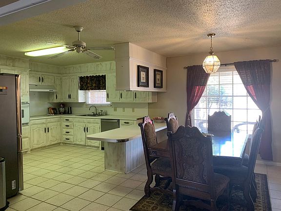 3rd image of 208 Cottonwood Ln