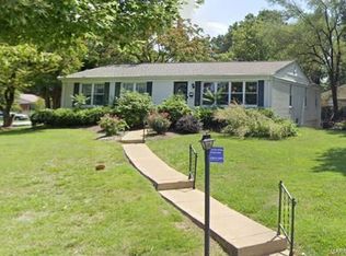 1135 E Parkedge Ln, Saint Louis, MO 63130