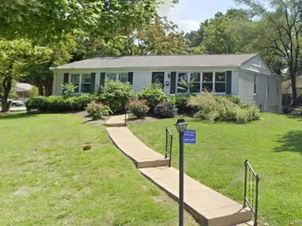 1135 E Parkedge Ln, Saint Louis, MO 63130