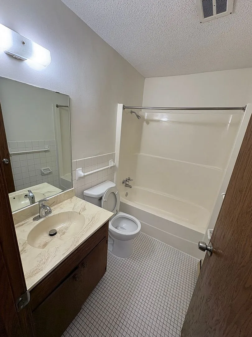 Oak Manor Apartments — Photo 3