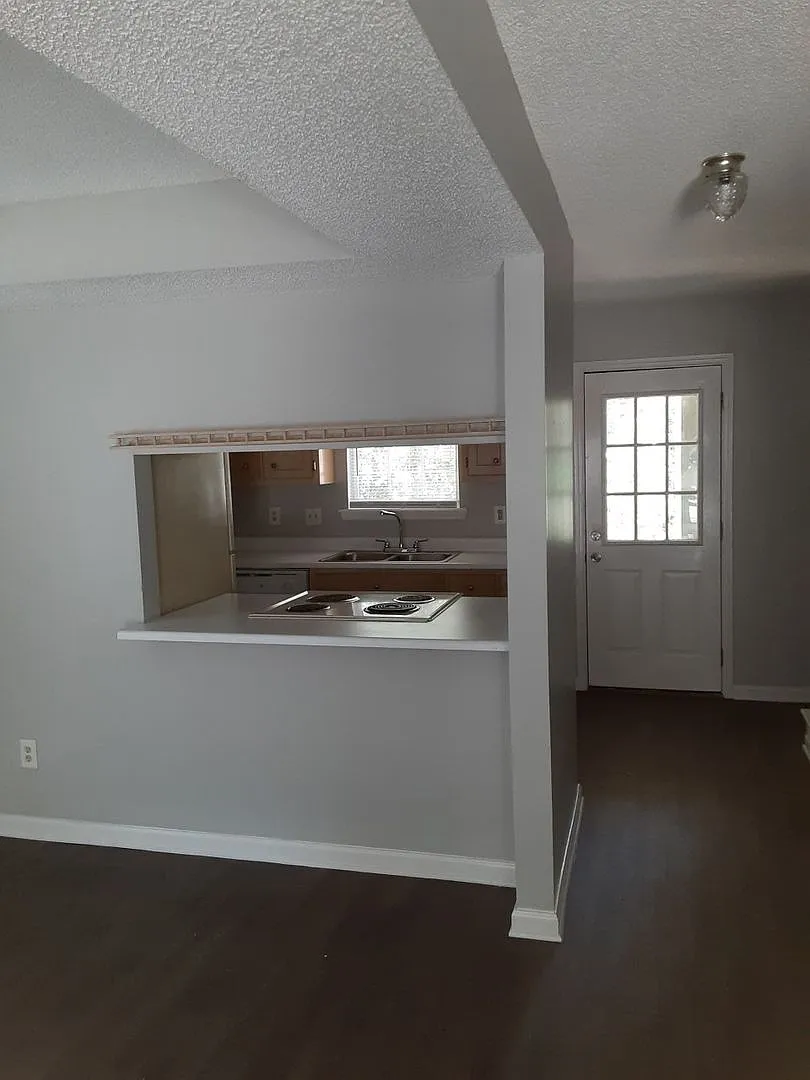 Two Bedroom Townhouse — Photo 3