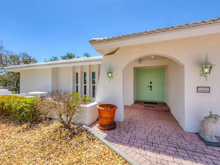5585 Contento Dr — Photo 2