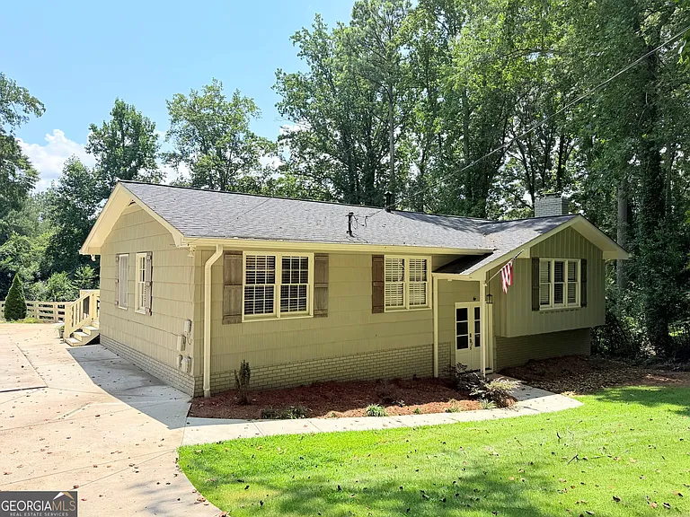 295 Redwood Dr SW — Photo 2
