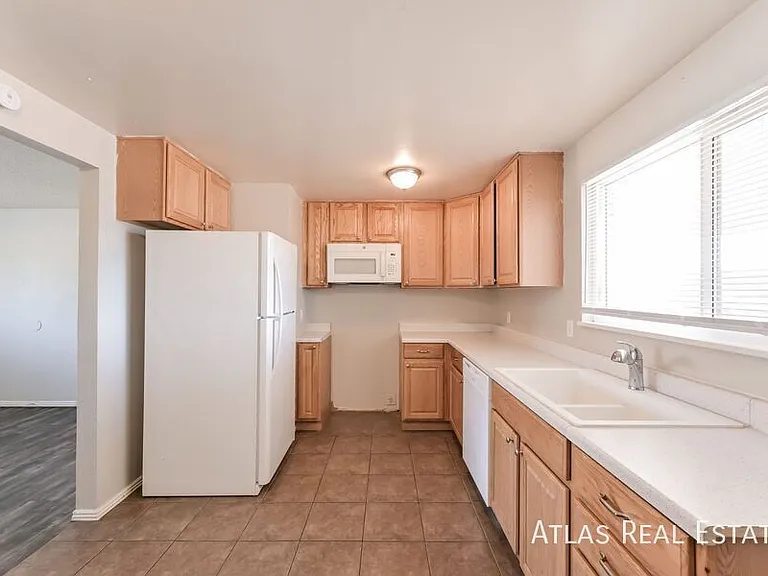 910 Bishop Ct #B — Photo 6