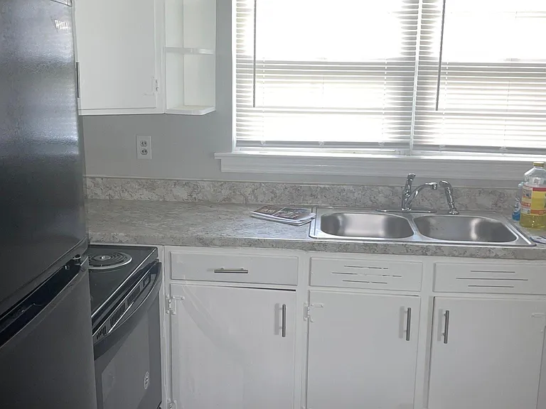 1115 Orangewood Ave — Photo 2