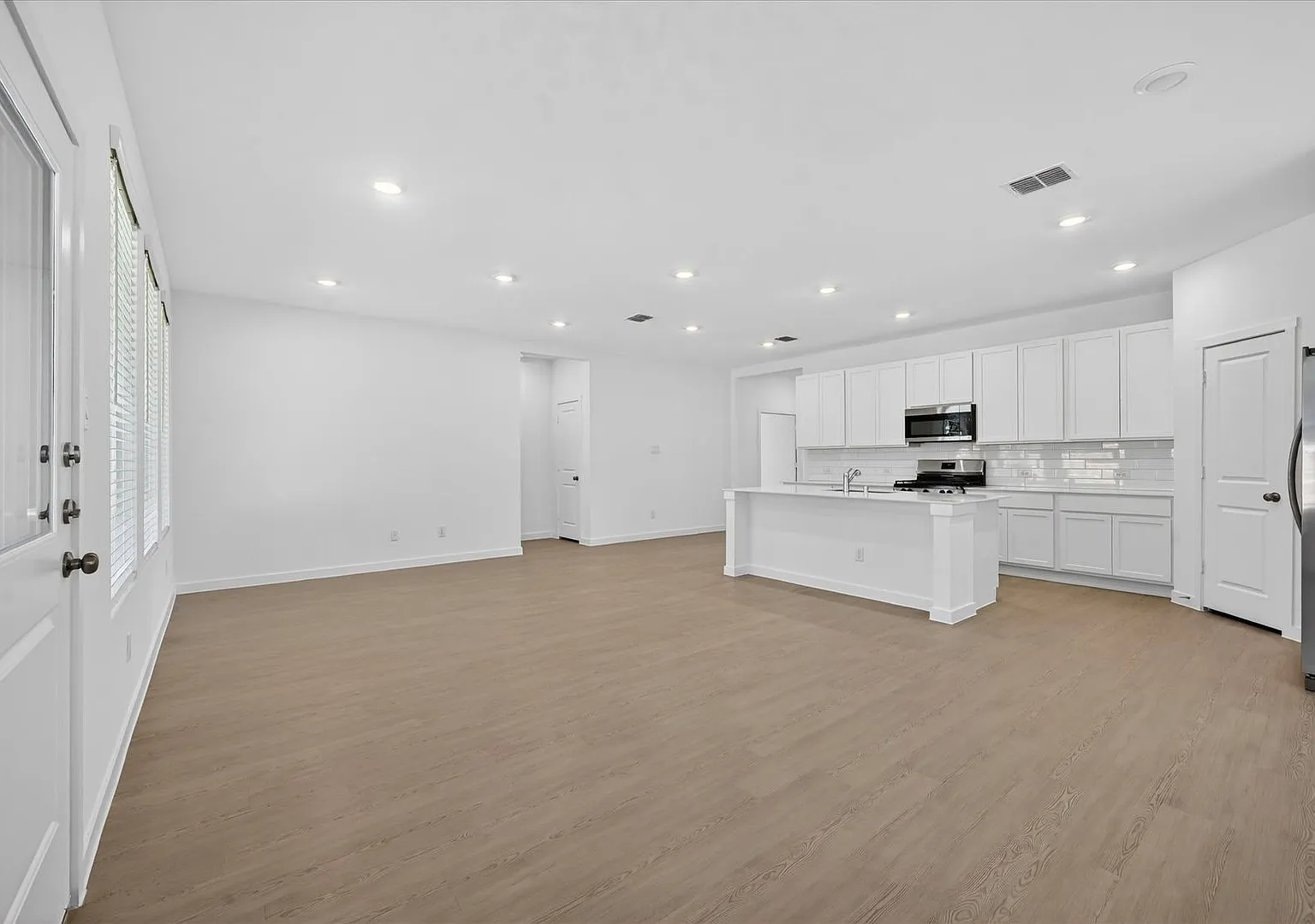 Comfort, Style & Space in One Perfect Home Ready for Move-In — Photo 4