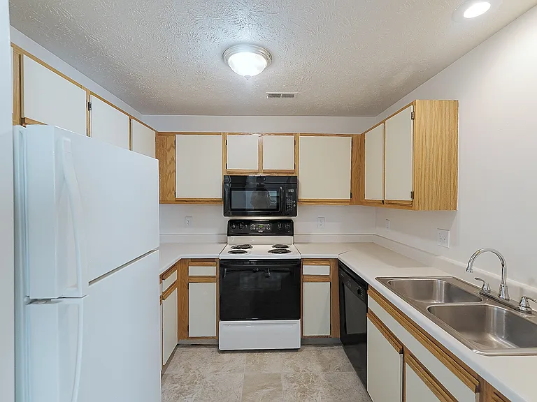Applewood Pointe Apartments — Photo 25