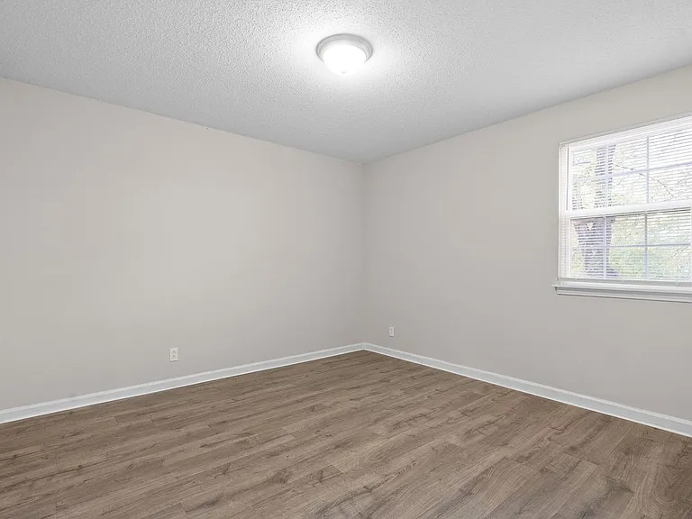 2 Bedroom Pet Friendly Apartment For Rent Near APSU! — Photo 11