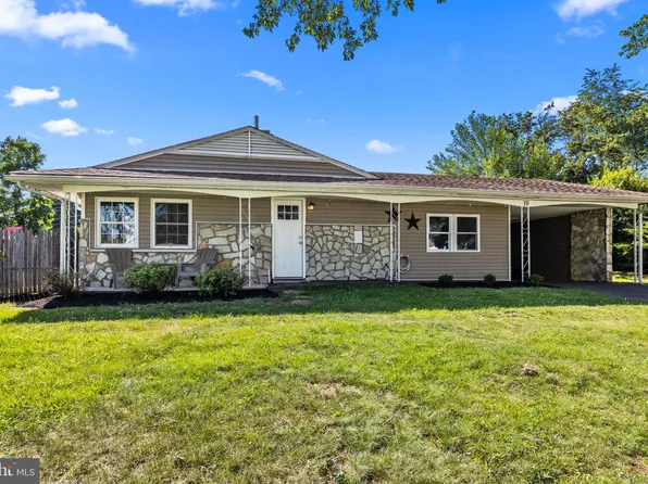 19 Burning Bush Ln, Levittown, PA 19054