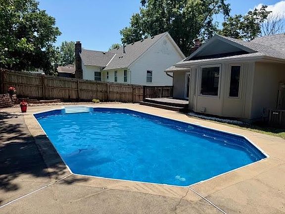 2nd image of 404 NW Springwood Dr