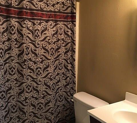 5th image of 2221 Hickory Dr