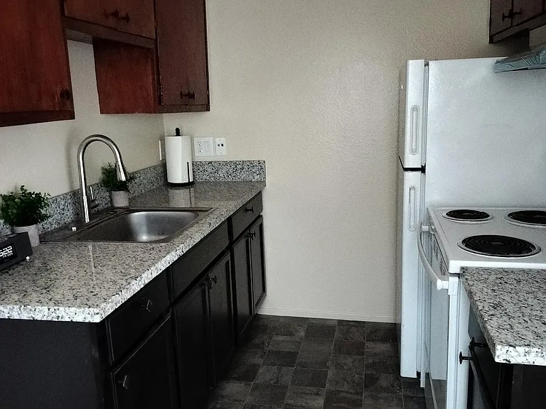 11 Oak Ave — Photo 4
