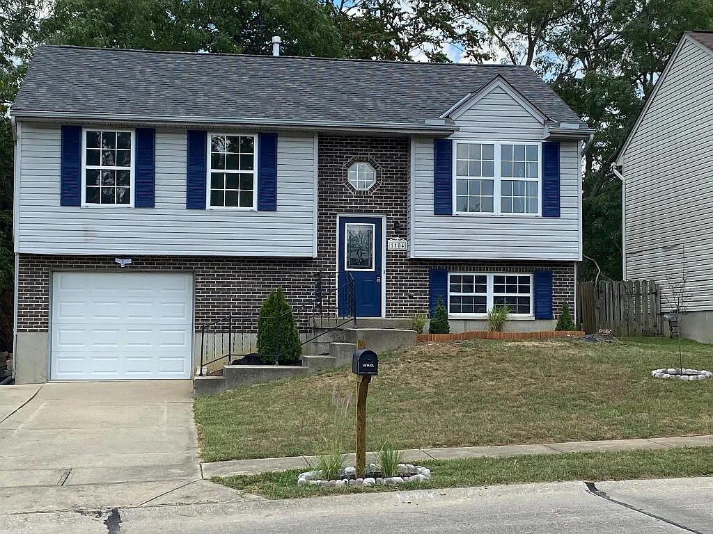 1104 Kims St photo 1