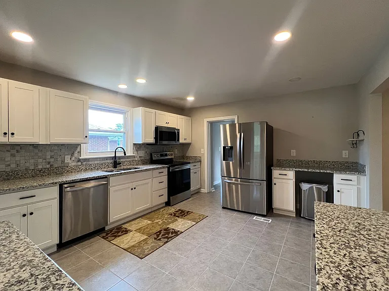 2725 Greendale Ave — Photo 10
