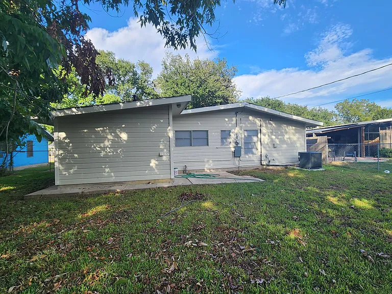 2901 Oleander Ln — Photo 12