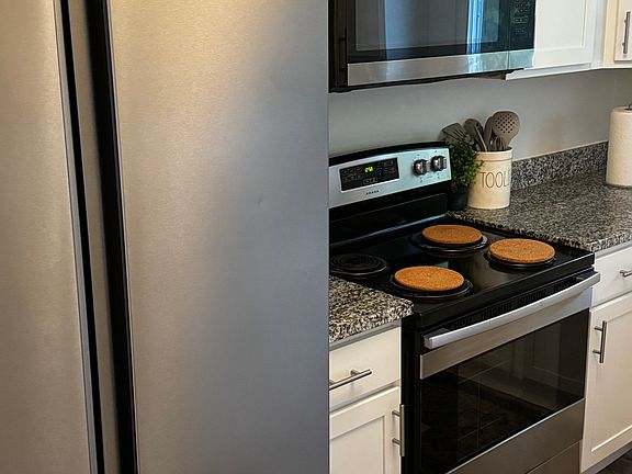 2nd image of 801 Snow St