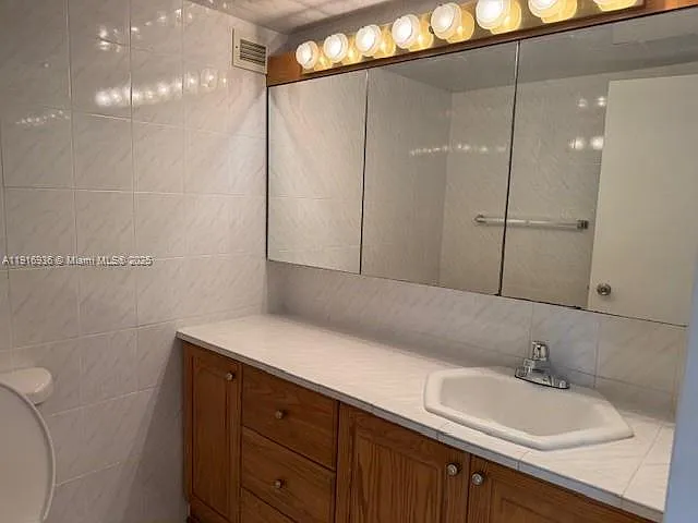 5401 Collins Ave #1512 — Photo 18