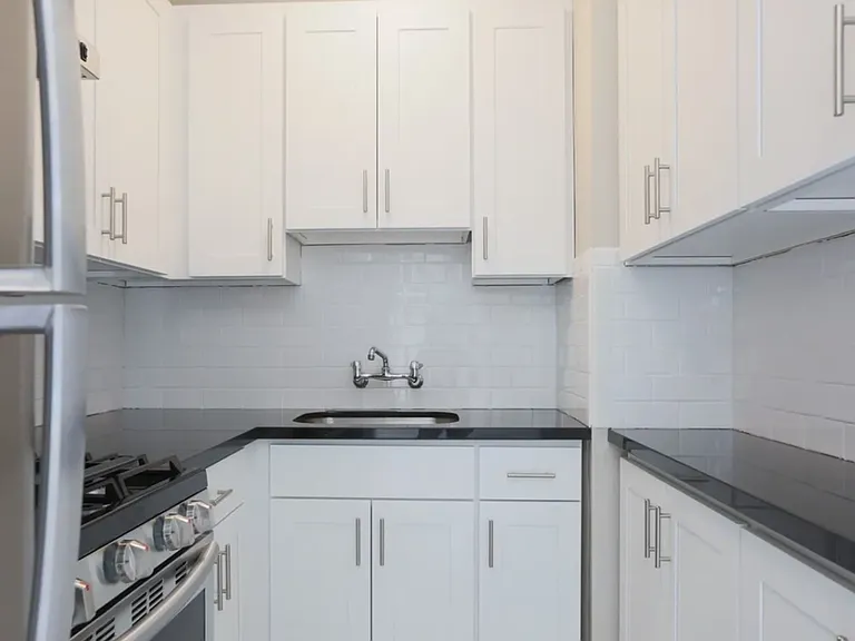 Swansonia Apartments — Photo 28