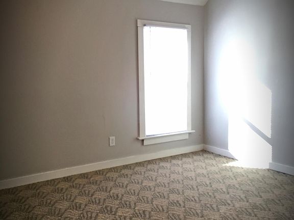 4th image of 300 1/2 Jefferson Ave