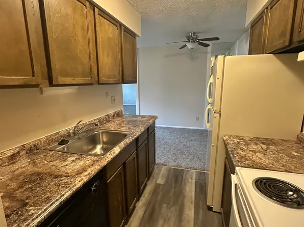 2319 SW Briarwood Plz, Topeka, KS