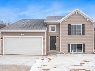 219 Creek Pointe Cir, Durand, MI 48429