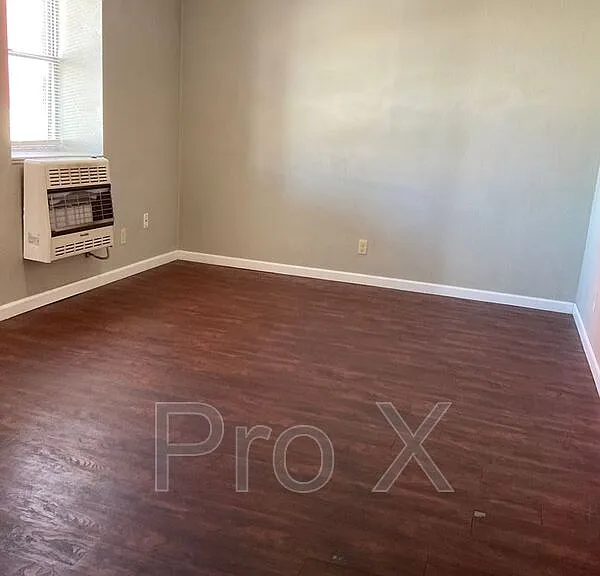101 S Elm St — Photo 3