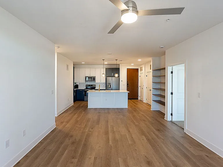 4 West — Photo 21
