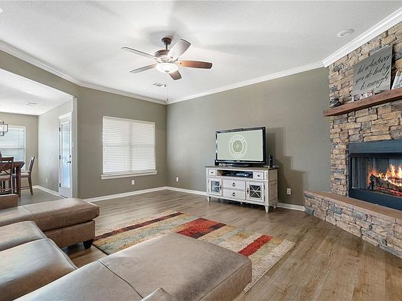 4th image of 365 Topaz Way