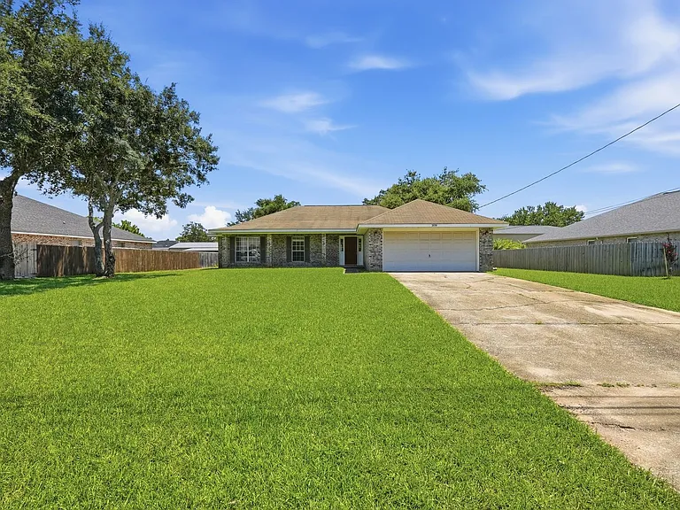 2030 Hawthorne Dr — Photo 1