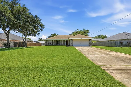 2030 Hawthorne Dr Photo 1