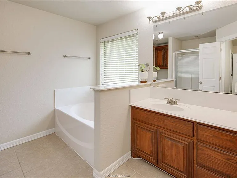 2481 Newark Cir — Photo 12