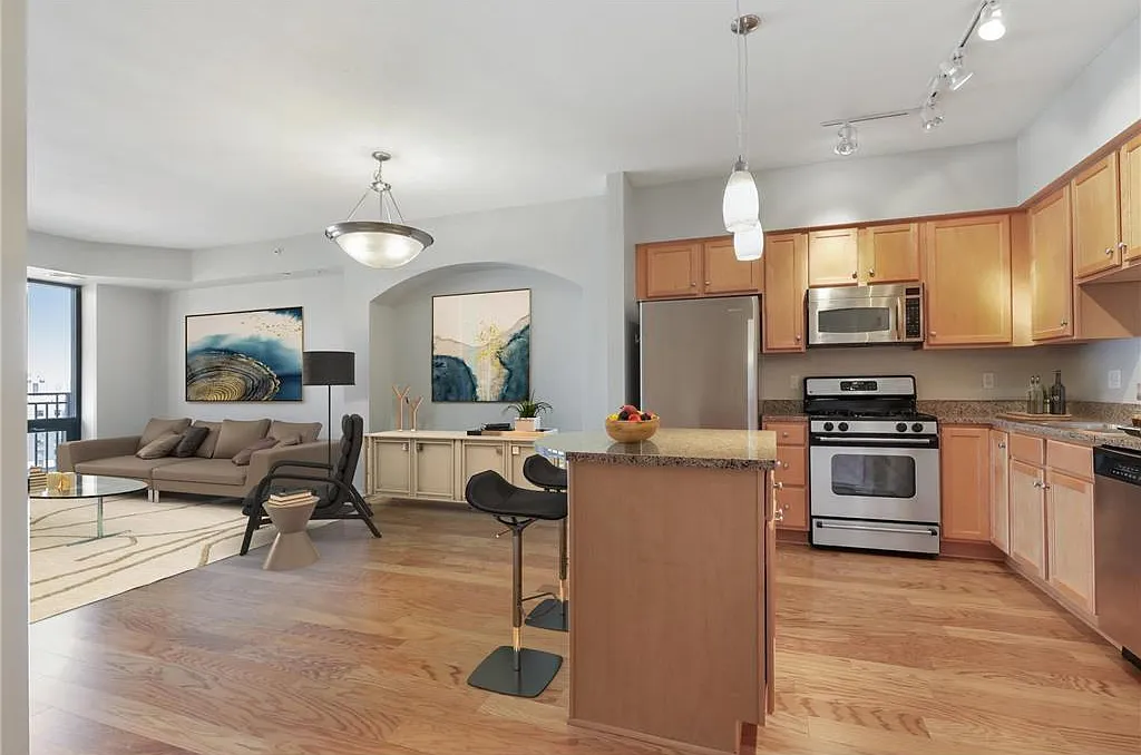 1 bed, 1.0 bath, 907 sqft, $1,895 — Photo 1